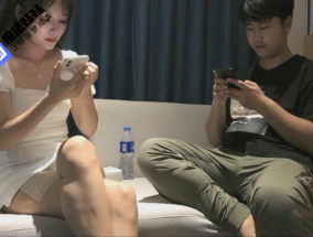 和白衣包臀裙禦姐少婦約會 韻味極品很是誘惑，小翹臀坐腿上摩擦雞巴太爽了 - MOFAMM女神